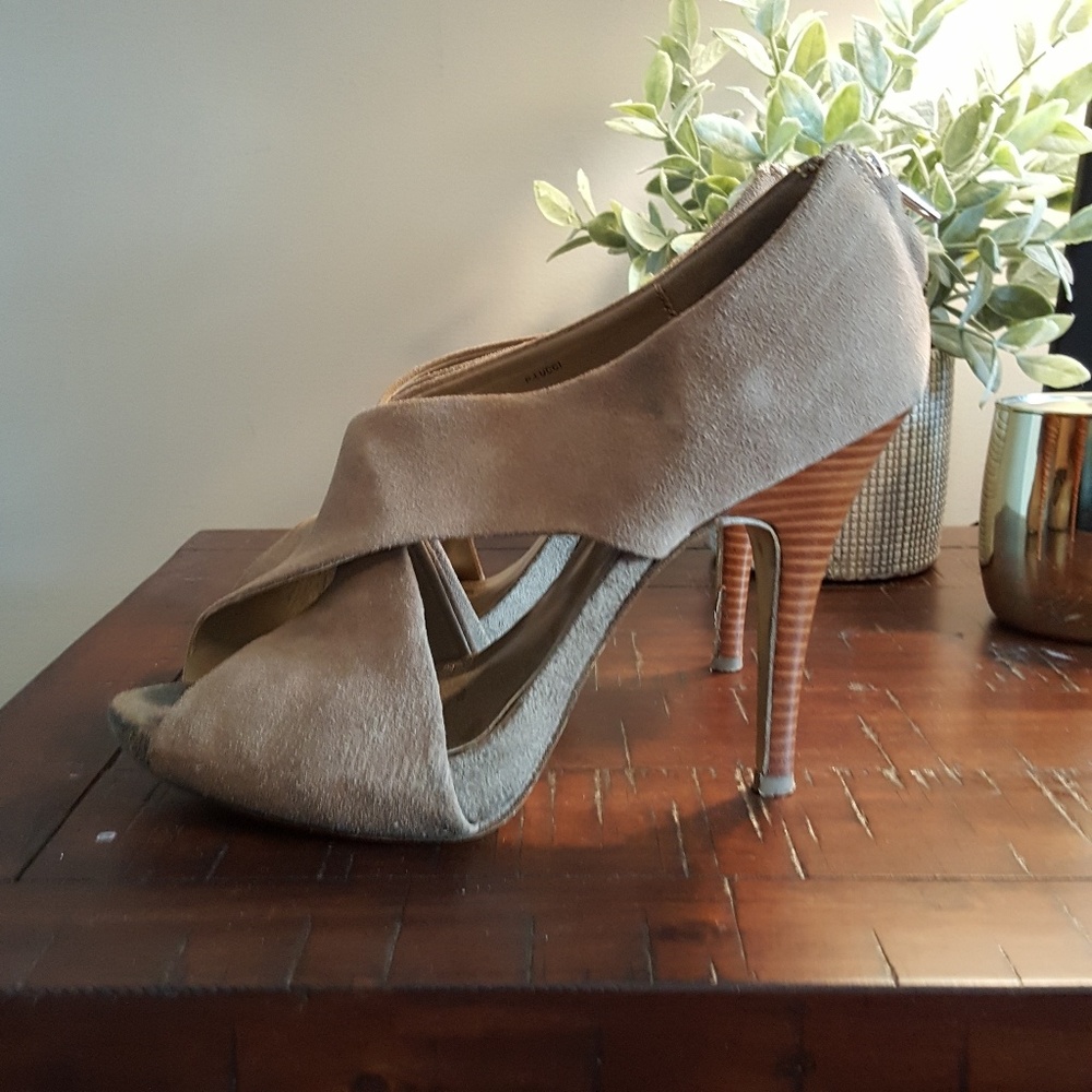 Steven Madden Taupe Suede Sandal